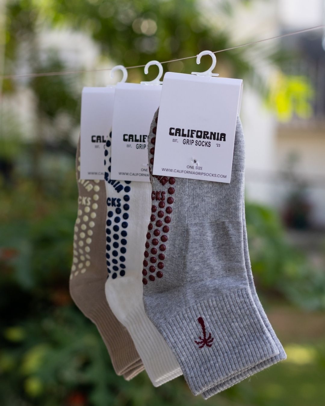 The Shortie Grip Socks - Grey & Red