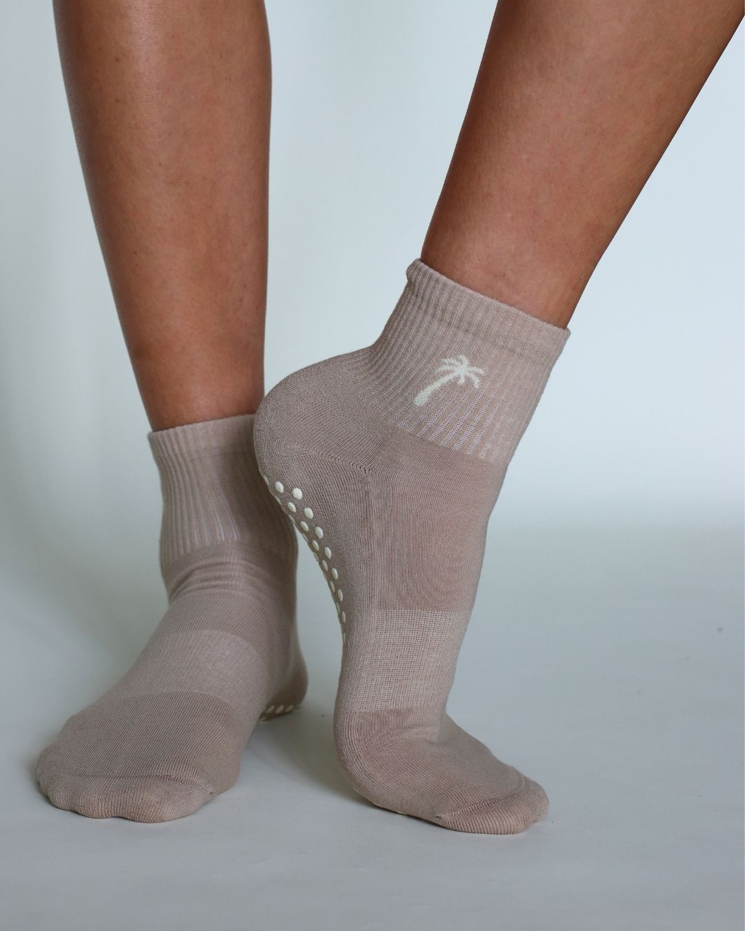 The Shortie Grip Socks - Tan & Cream