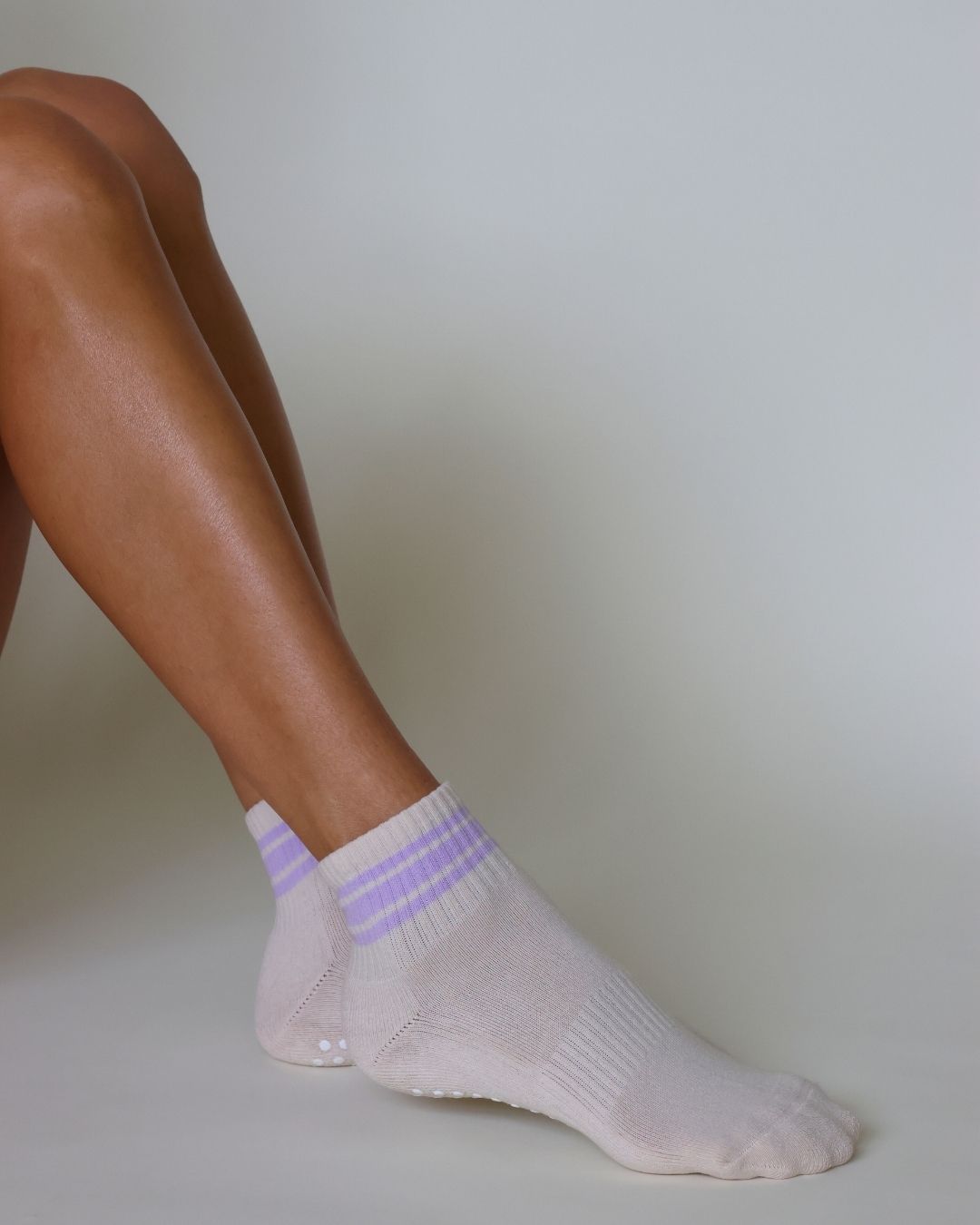 The Retro Shortie Grip Socks - Off White & Lilac