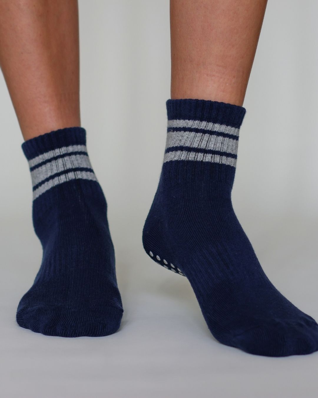 The Retro Shortie Grip Socks - Navy & Grey