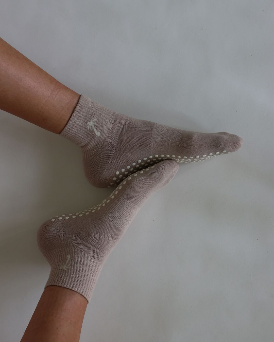 The Shortie Grip Socks - Tan & Cream