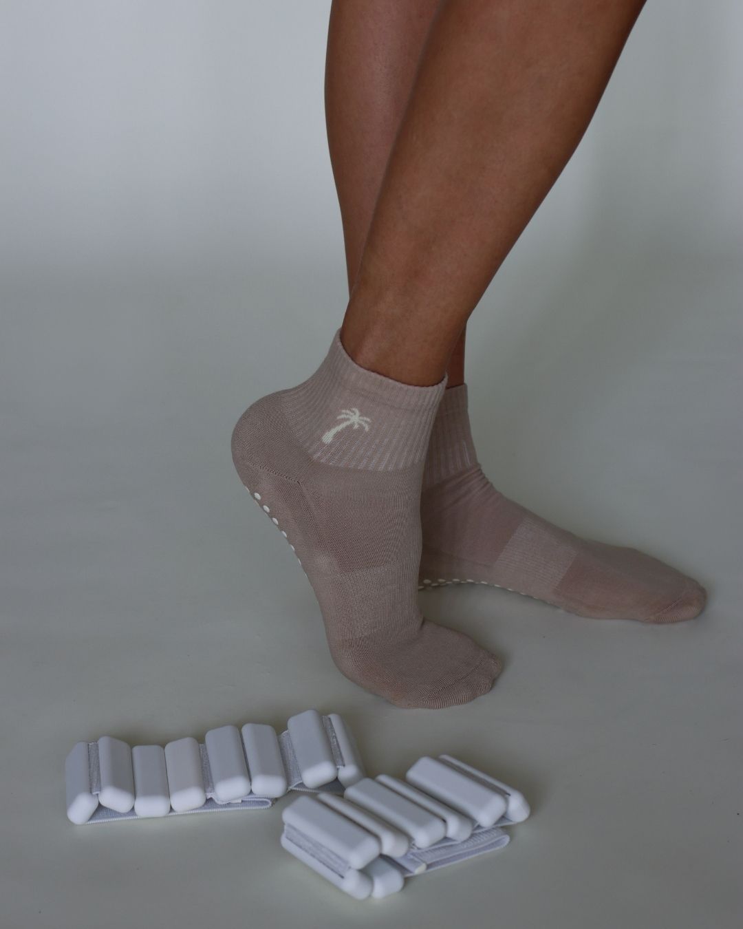 The Shortie Grip Socks - Tan & Cream