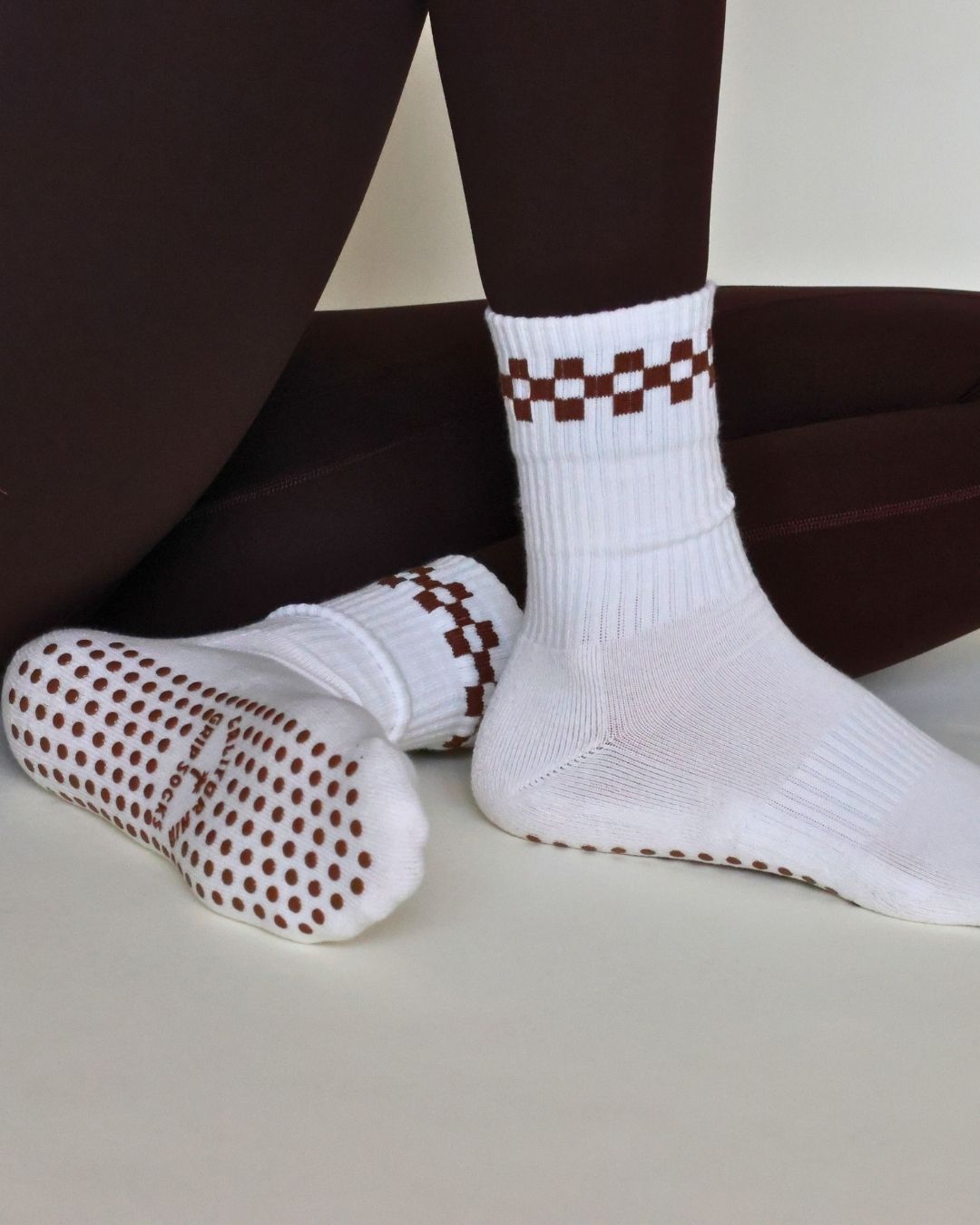 The Checkered Grip Socks - Brown