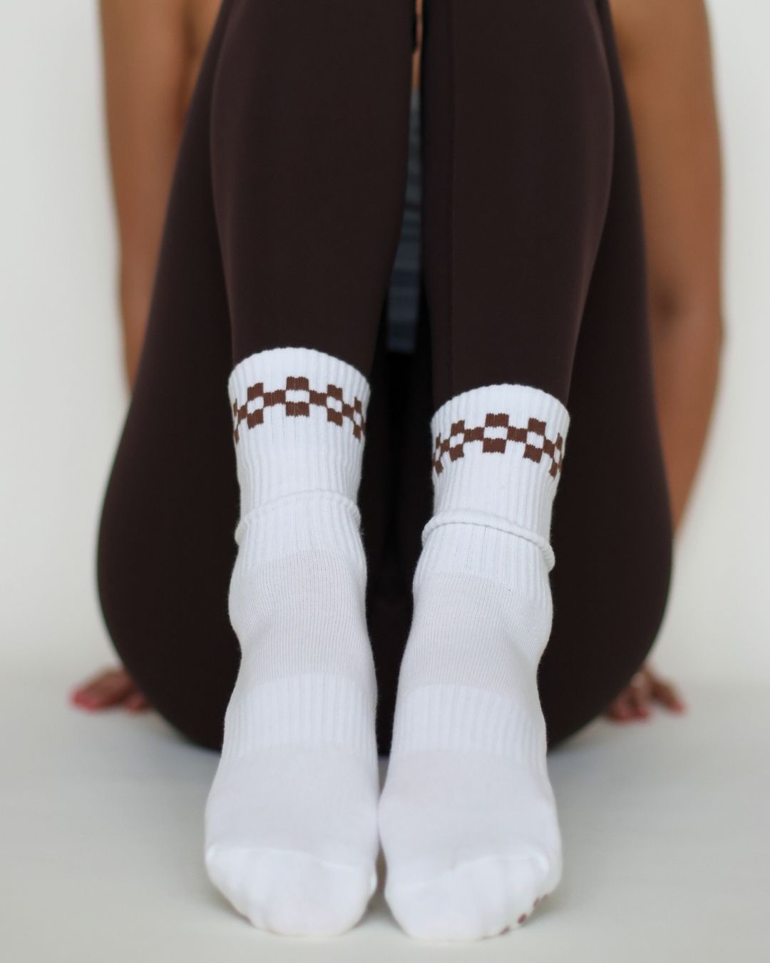 The Checkered Grip Socks - Brown