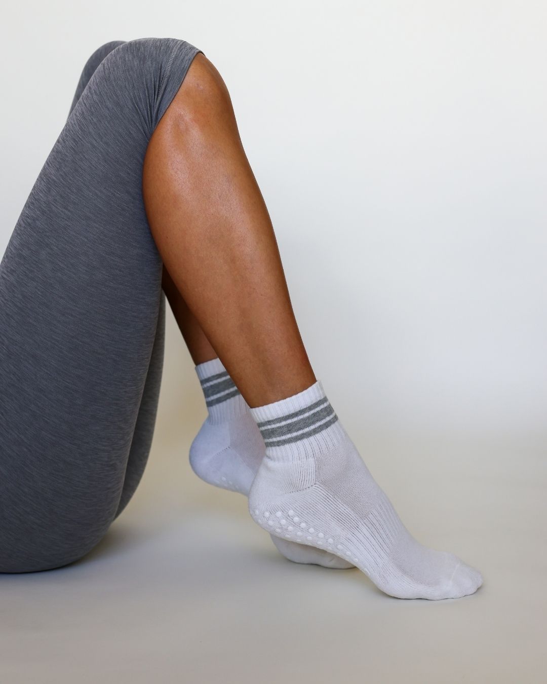 The Retro Shortie Grip Socks - White & Grey