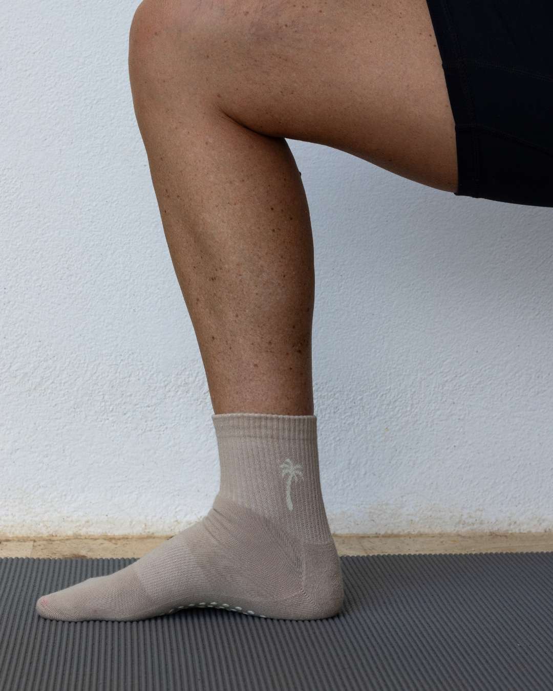 The Shortie Grip Socks - Tan & Cream